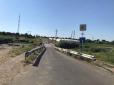 Гробити дороги їм замало: На Миколаївщині перевантажені фури, намагаючись оминути пункти контролю ваги, утопили міст (фото)