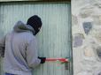 Налякали до смерті: У мережу потрапило відео, як працюють зломники квартир у Києві
