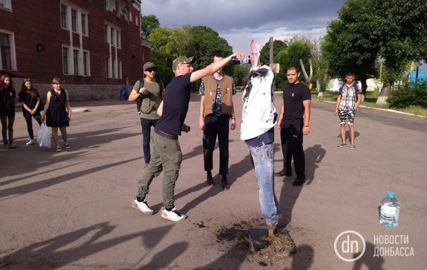 Активісти спалили опудало Путіна. Фото: Новости Донбасса.