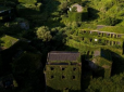 Хіти тижня. Будинки повністю позеленіли: Місто-примара у Китаї стало популярним серед туристів (фото)