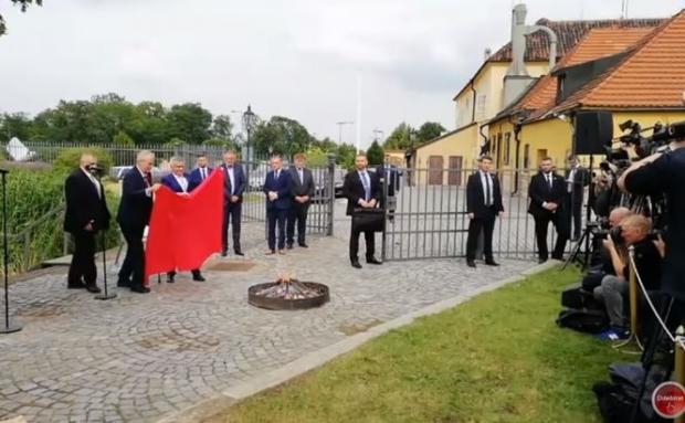 Президент Чехії спалив червоні труси. Фото: zpravy.aktualne.cz