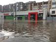 Лише за півгодини: У Луцьку злива з градом перетворила вулиці міста у річку (фото, відео)