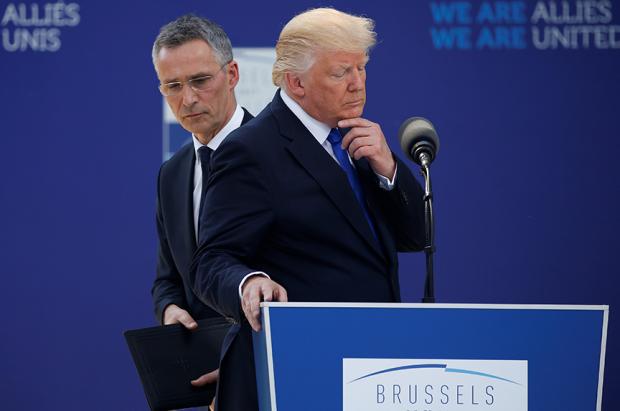 Реакція президента США Дональда Трампа, коли він виступає біля Генерального секретаря НАТО Йєнса Столтенберга на початку саміту НАТО у своєму новому штабі у Брюсселі. Бельгія, 25 травня 2017 року.