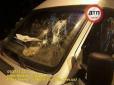 Заради нападу злочинці перебігли шість смуг жвавої магістралі та перестрибнули відбійник: У Києві розстріляли маршрутку (відео)