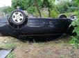 Від удару автомобіль перекинувся на дах: Нетверезий водій у Кривому Розі на смерть збив двох молодих жінок (відео)