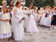 Забіг у весільних сукнях: В Ужгороді пройшов вражаючий парад наречених (фото)