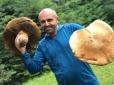 Хіти тижня. Тільки липень постукався у двері: Українські Карпати знов дивують величезними грибами (фотофакти)