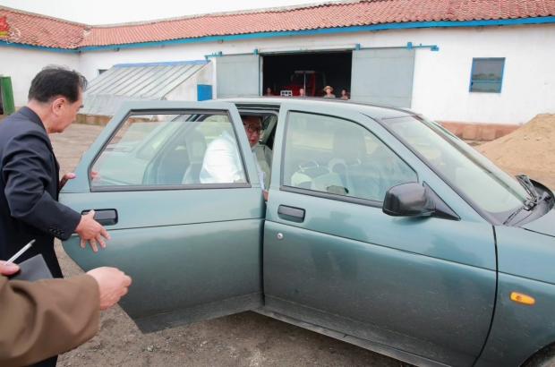 Російське авто виявилося замалим для Кім Чен Ина. Фото: соцмережі.