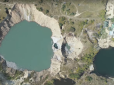 Залишки шахт і прозорі басейни: Вражаючий краєвид закарпатського Солотвиного з висоти пташиного польоту (відео)