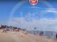 Хіти тижня. До води лишалось кілька метрів: У Маріуполі вертоліт ЗСУ влаштував переполох на пляжі (відео)
