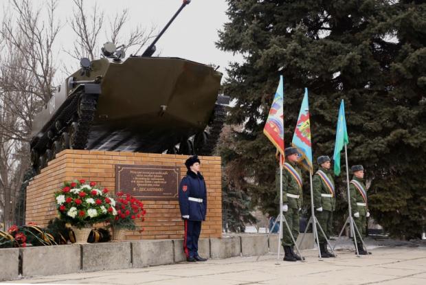 Пам'ятник в окупованому Луганську. Фото:Facebook