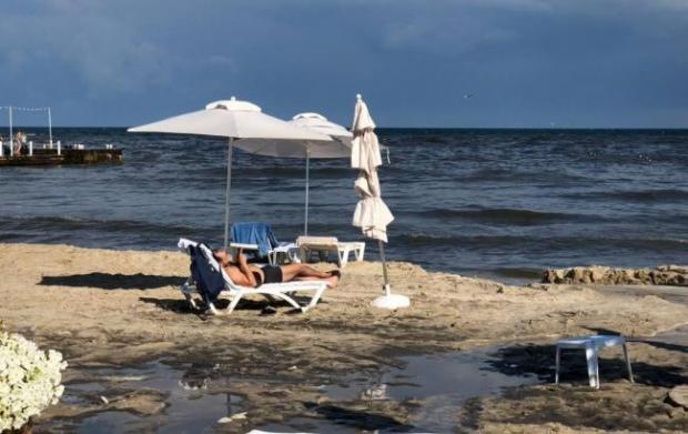 Пляж в Одесі забруднили неочищеною водою. Фото:facebook