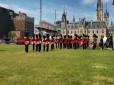 Дуже зворушливо: Зміна почесної варти біля парламенту Канади під українську музику (відео)