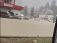 Пірнають у калюжі: У російському Сочі в результаті сильних дощів затопило частину міста (відео)