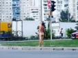 Вулицями столиці розгулював голий чоловік (відео 16+)