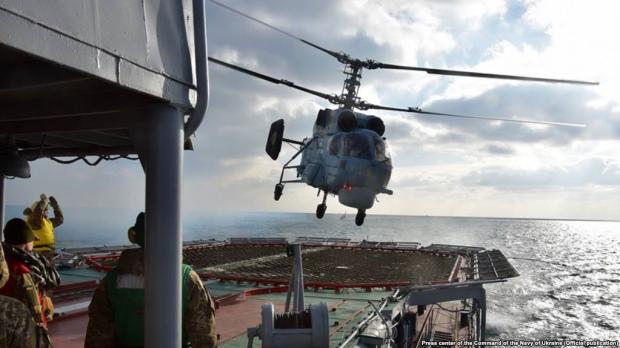 Архівне фото. Вертоліт сідає на палубу фрегата «Гетьман Сагайдачний» під час навчань «Сі Бриз», липень 2017 року 