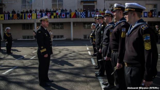 Контр-адмірал Андрій Тарасов вітає випускників Інституту військово-морських сил