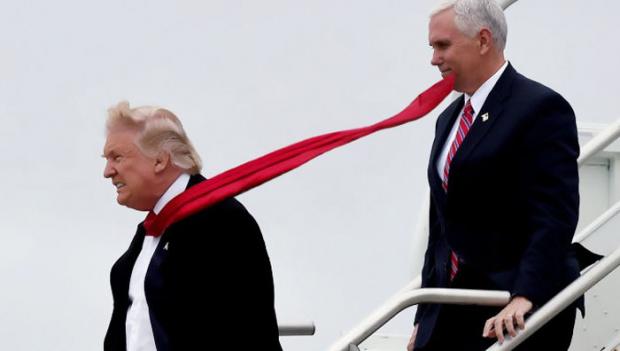 Трамп дуже любить червоні краватки. Фото: соцмережі.