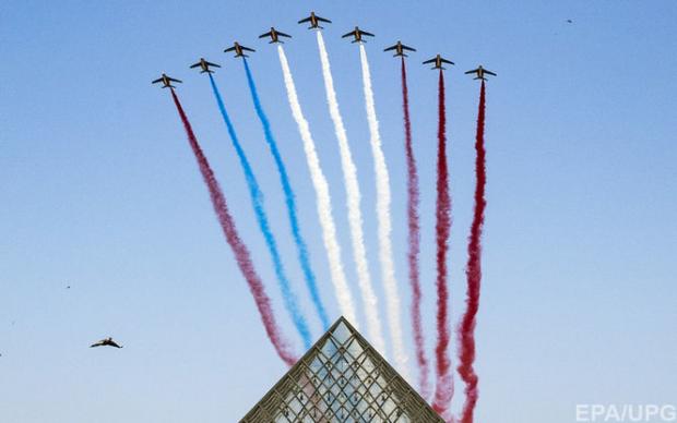 Під час авіашоу була допущена помилка з кольорами прапора Франції. Фото: ЕРА.