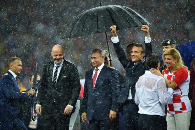 Охоронці розкрили парасольку над Путіним, а гостей залишили під дощем. Фото: Sports.ru.