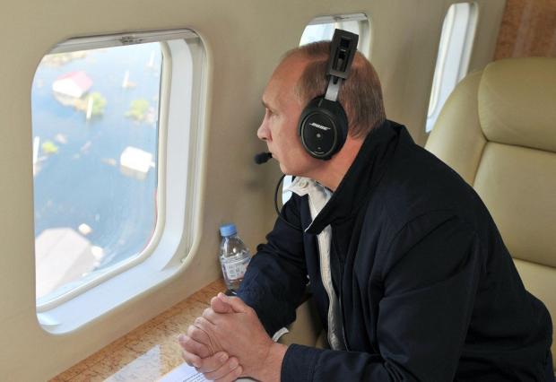 Путін в літаку. Ілюстрація:inforesist.org