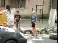 Ох, Одеса! Підприємливі діти перекрили дорогу і вимагають з водіїв плату за проїзд (відео)
