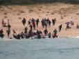 Нашестя: Мігранти висадилися на пляжі Іспанії на очах у збентежених туристів (фотофакти)