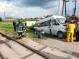 Водій вирішив проскочити: В Україні нова смертельна ДТП. Автобус з пасажирами пішов під потяг (фото, відео)