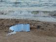 Купайтесь серед трупів - прибирати ліньки: Відпочивальники на пляжі окупованого Севастополя вражені, як ведуться справи з приходом 