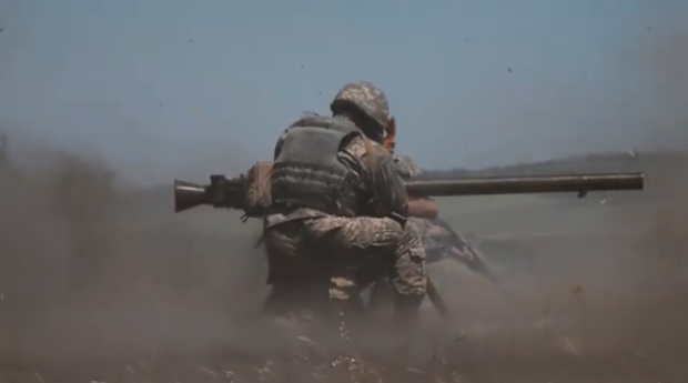 ВІйськові продемонстрували нову потужну зброю. Фото: скріншот з відео.