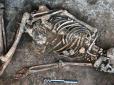 Хіти тижня. На Прикарпатті знайшли загадковий жіночий скелет із чорними візерунками (фотофакт)