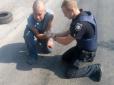 Патрульний поліцейський з Дніпра врятував перехожого від вибуху гранати
