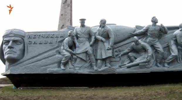 Монумент на Савур-Могилі перед тим, як його зруйнувала артилерія росіян. Фото: скріншот з відео.