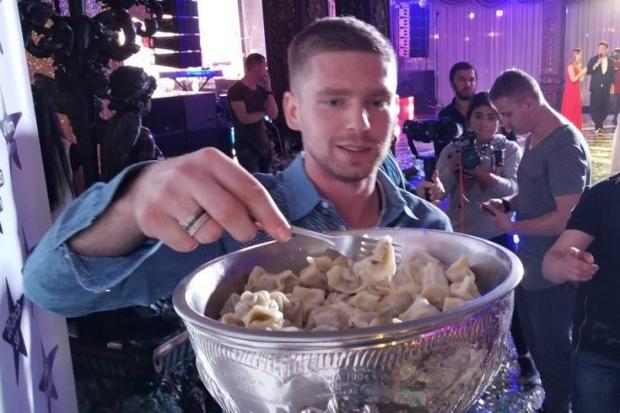 Російський хокеїст їв пельмені із Кубка Стенлі. Фото: соцмережі.