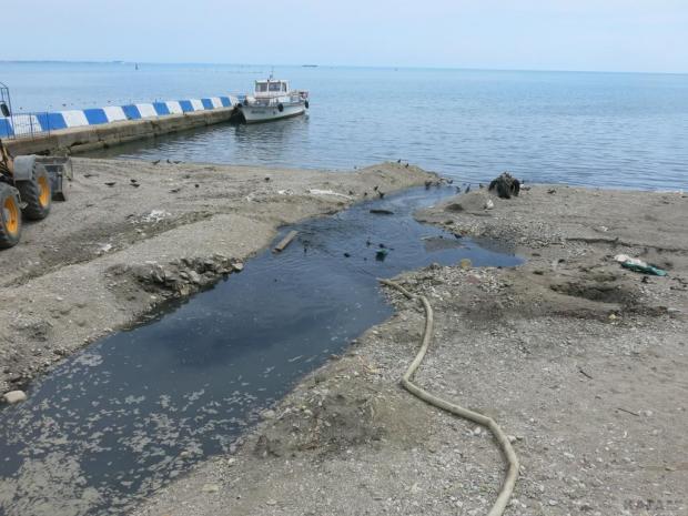 Купатися в Криму у морі не так вже й безпечно. Ілюстрація: соцмережі.