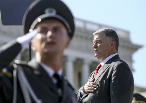 Петро Порошенко на параді. Фото: Твіттер.