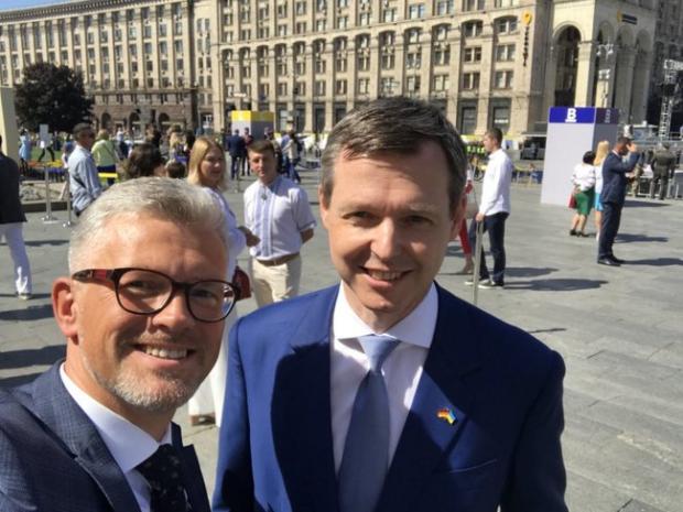 Посол України в Німеччині Андрій Мельник (зліва) з Держсекретарем Міноборони Німеччини. Фото:Twitter