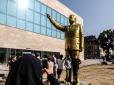 Сирих яєць не шкодували: У Німеччині з бійкою демонтували золоту статую 