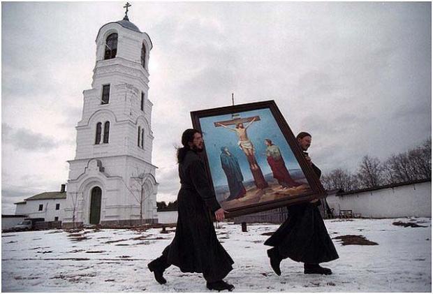 Два монахи несуть ікону. Олександро-Свірський монастир, 2001.