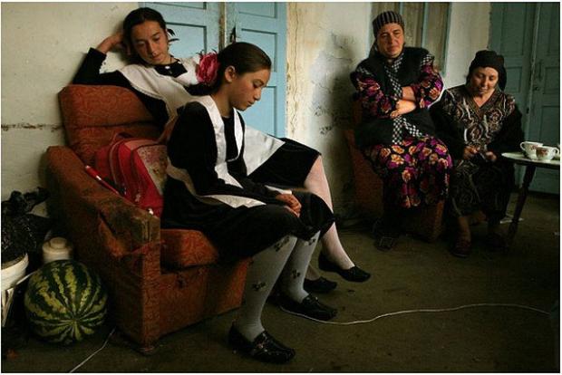 Сестри Фатіма і Зухра, їх мати Джаміля і тітка Натіф чекають прибуття шкільного автобуса. Чегемська ущелина, Кабардино-Балкарія, 2008