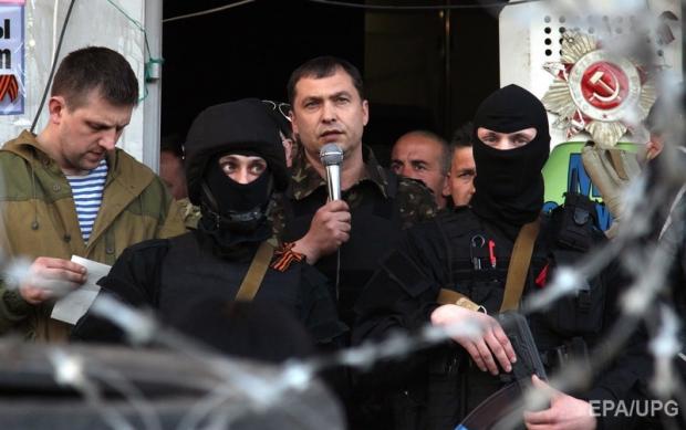 Болотов – у центрі з мікрофоном – під час захоплення будівлі СБУ в Луганську, 25 квітня 2014 року.