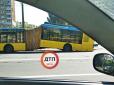 Під час руху у Києві тролейбус зламався навпіл (фото)