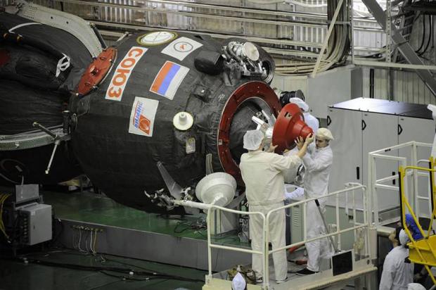 Скандал із витоком повітря із російського космічного корабля надихнув дотепників. Фото: НТВ.