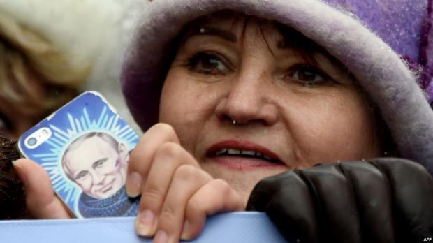 Росіянкам вдалося втовкмачити ідею, що їм "потрібен Путін". Фото: AFP.