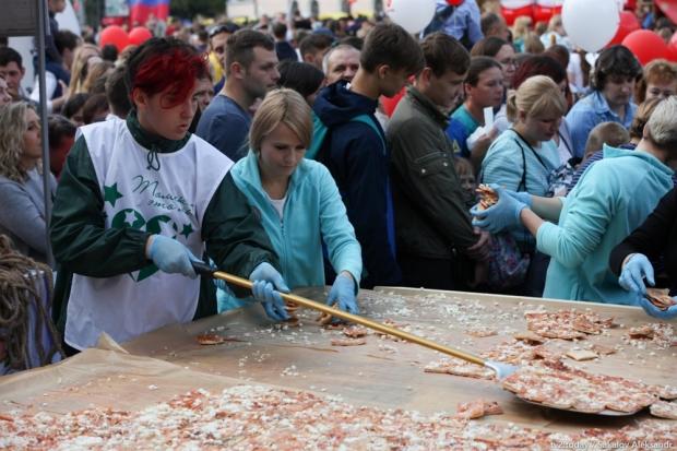 Росіян пригостили піцею із лопати. Фото: соцмережі.