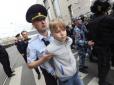 Хлопчик плакав, коли його вели в автозак: У Росії 