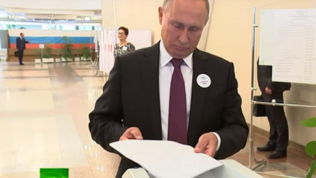 Путін ніяк не міг "перемогти" електронну урну. Фото: скріншот з відео.
