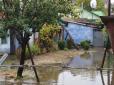 Навіть електрика зникла: Потужна злива затопила популярний український курорт (фото, відео)