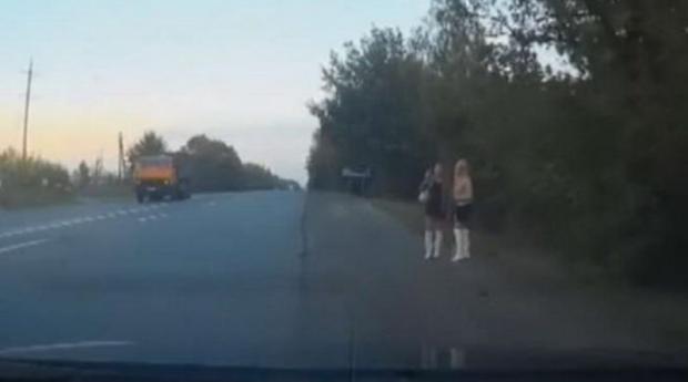 Повії працюють на кільцевій дорозі. Фото: скріншот з відео.