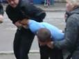 В Одесі небайдужі громадяни відбили водія хлібовозки від копів (відео)